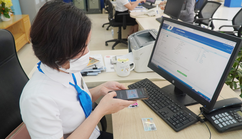 Khách hàng bị khóa 2 chiều cần mang theo căn cước công dân hoặc hộ chiếu trực tiếp đến các cửa hàng giao dịch của nhà mạng để được hỗ trợ xác minh thông tin chính chủ và mở khóa thuê bao.