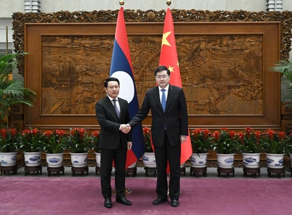 Ủy viên Quốc vụ, Bộ trưởng Ngoại giao Trung Quốc Tần Cương (phải) và Phó Thủ tướng, Bộ trưởng Ngoại giao Lào Saleumxay Kommasith. (Nguồn: Xihua)