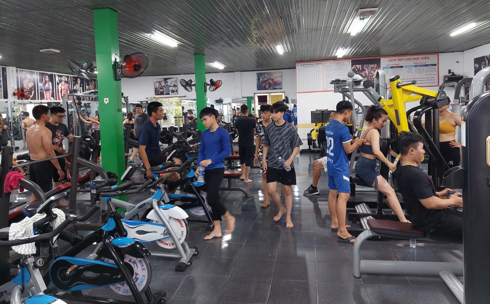 Tập luyện thể hình để có cơ thể khỏe đẹp.