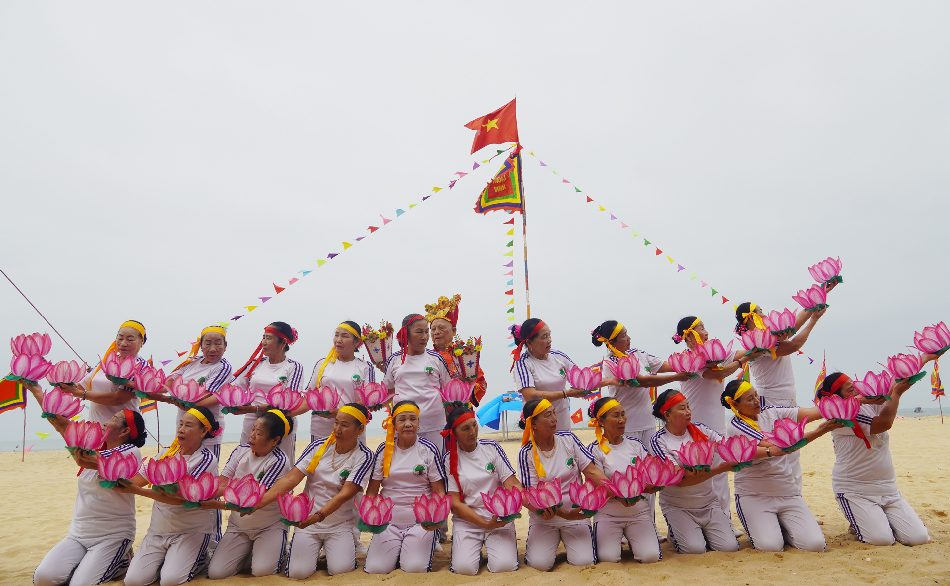 Múa hoa đăng hầu thần trong lễ hội cầu mùa ở xã Nhân Trạch.