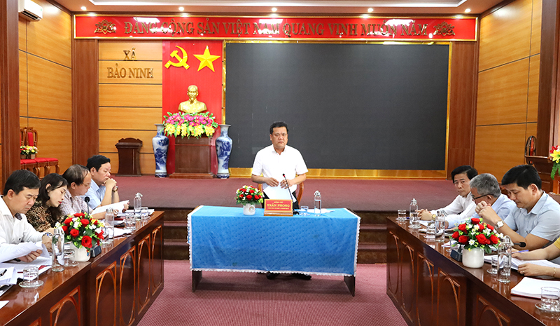 Đồng chí Bí thư Thành ủy Đồng Hới Trần Phong phát biểu kết luận tại buổi làm việc.