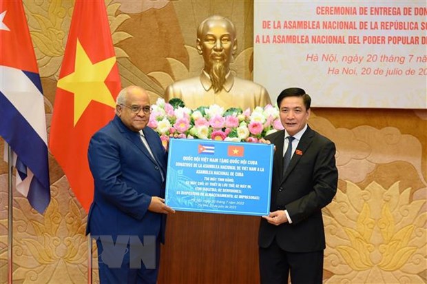 Tổng Thư ký Quốc hội kiêm Chủ nhiệm Văn phòng Quốc hội Bùi Văn Cường trao bảng tượng trưng quà tặng của Quốc hội Việt Nam cho Quốc hội Cuba cho Đại sứ đặc mệnh toàn quyền Cộng hòa Cuba tại Việt Nam Orlando Nicolás Hernández tháng 7/2022. (Ảnh: Minh Đức/TTXVN)