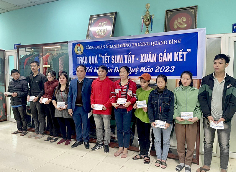 Đại diện Công đoàn ngành Công thương trao quà “Tết sum vầy-Xuân gắn kết” cho đoàn viên, người lao động có hoàn cảnh khó khăn.