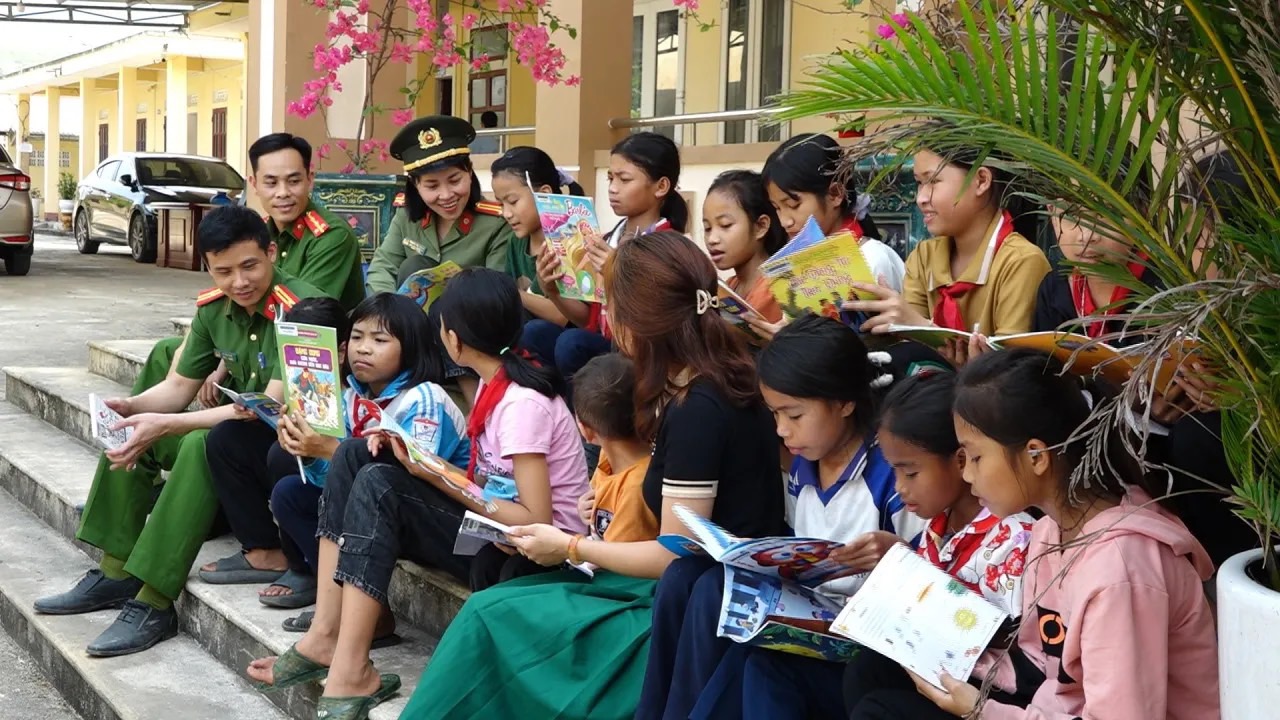 Chương trình “Sách về với xã vùng biên” đến với các em học sinh đồng bào dân tộc thiểu số.