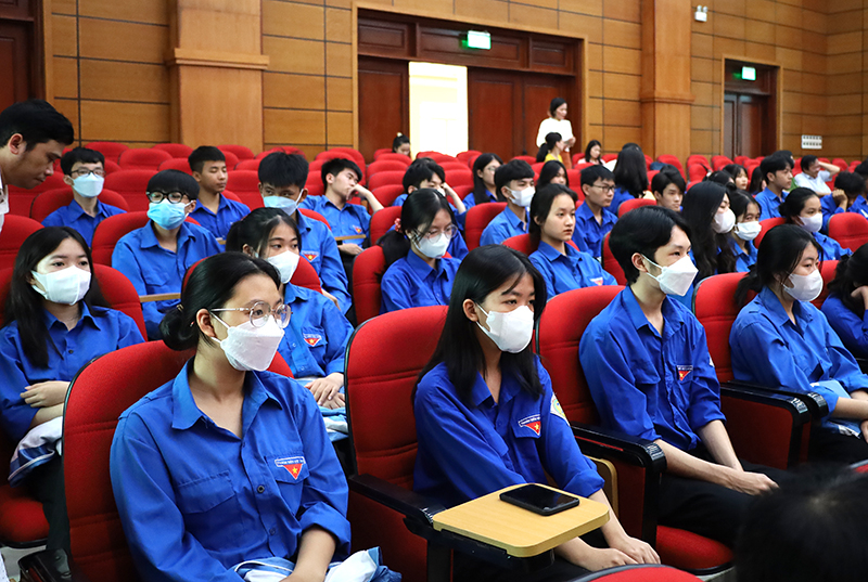 Trên 100 đoàn viên thanh niên tham dự lễ.