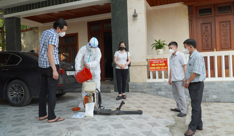 CDC Quảng Bình chỉ đạo công tác phun xử lý môi trường tại các khu vực liên quan ca bệnh Covid-19.