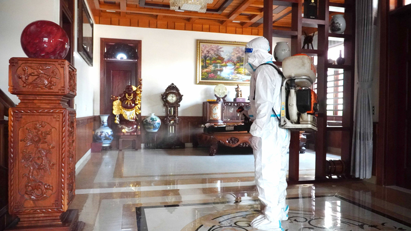 Quảng Trạch kịp thời hỗ trợ phun khử khuẩn tại gia đình bệnh nhân, hạn chế lây lan dịch bệnh Covid-19.