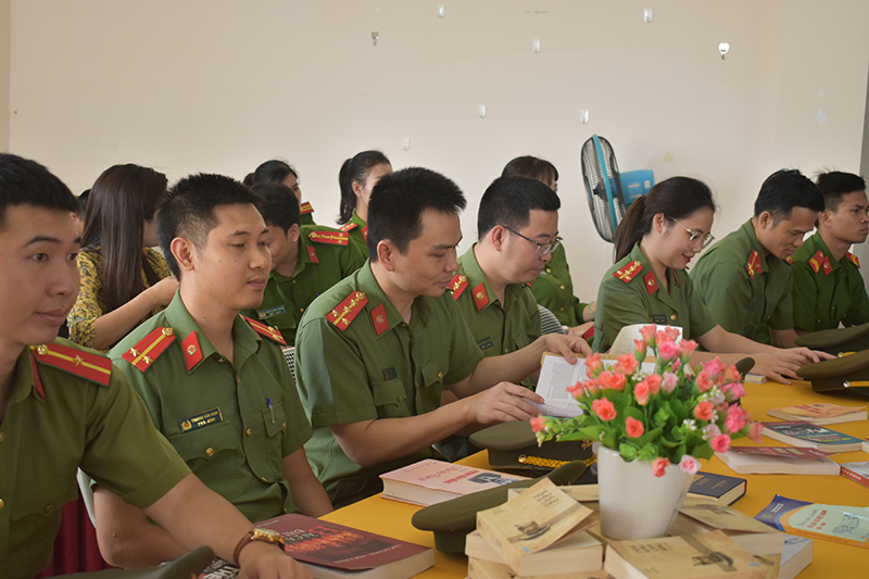 Phong phú các loại sách phục vụ người đọc tại không gian trưng bày của Thư viện tỉnh