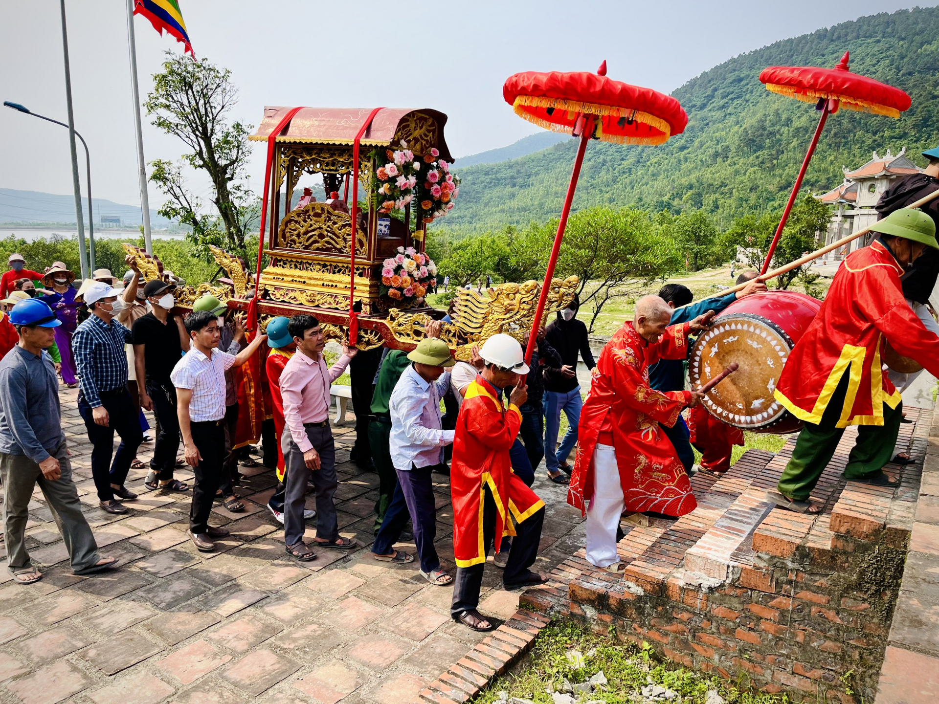 Kiệu rước sắc phong 12 vị Thành Hoàng làng.