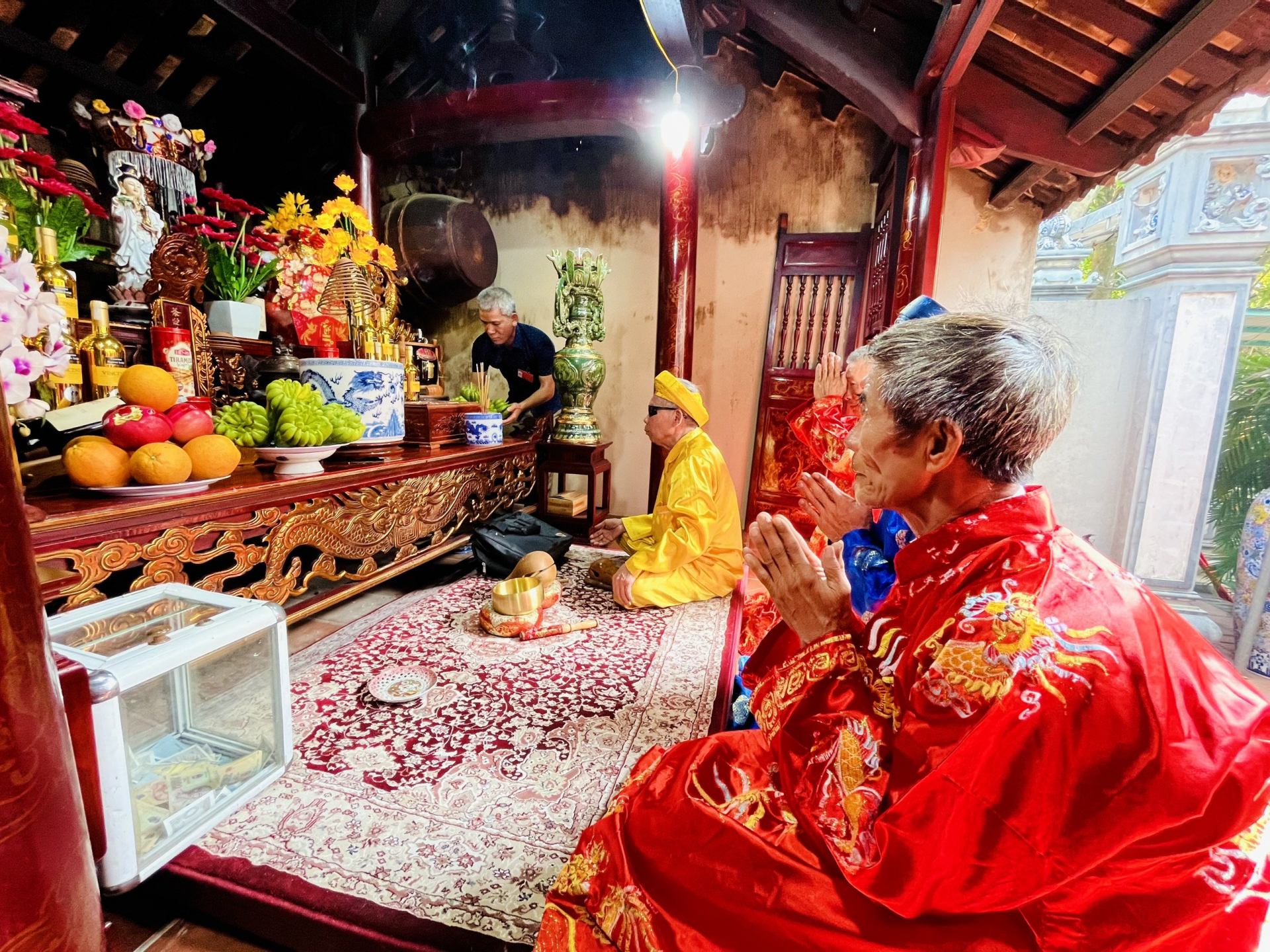 Lễ cúng nhập bài vị của các vị Thành Hoàng vào đền thờ Thánh Mẫu Liễu Hạnh.