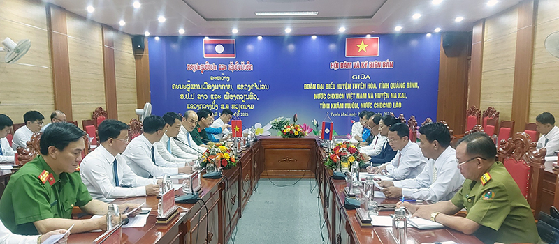 Lãnh đạo 2 huyện ký kết biên bản hội đàm.