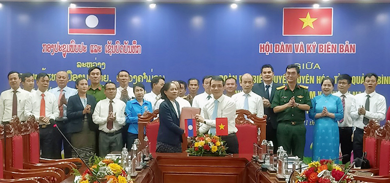 Lãnh đạo 2 huyện ký kết biên bản hội đàm.