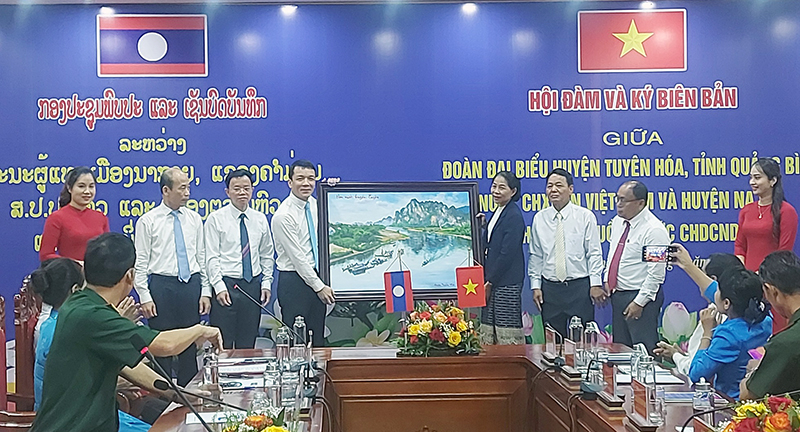 Lãnh đạo huyện Tuyên Hóa tặng quà lưu niệm Đoàn công tác huyện Na Kai (tỉnh Khăm Muồn, Lào). 