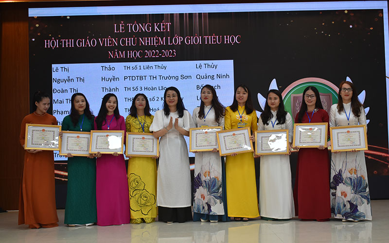 Ban tổ chức trao giải ba cho các thí sinh
