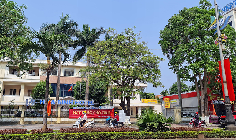 Nhiều mặt mặt bằng cho thuê ít khách hỏi thăm vì kinh doanh ngày càng khó khăn.