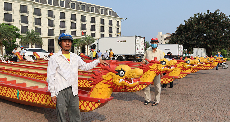 Các đội bơi nhận thuyền.