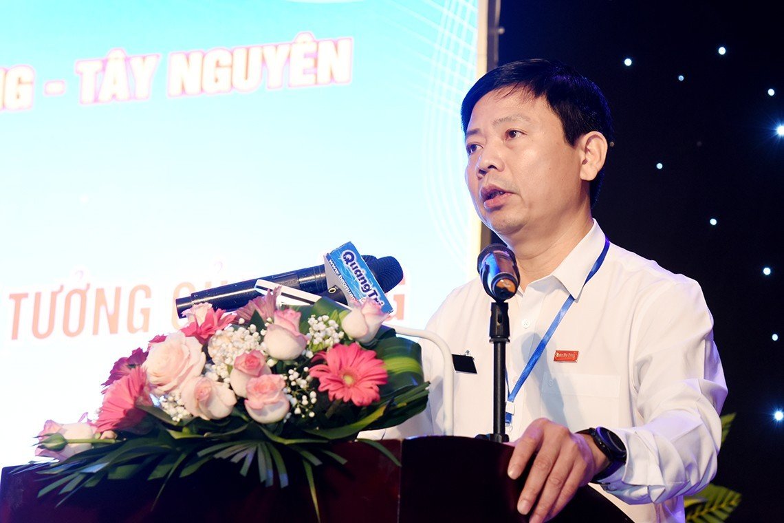 Các đại biểu trình bày tham luận tại hội thảo.
