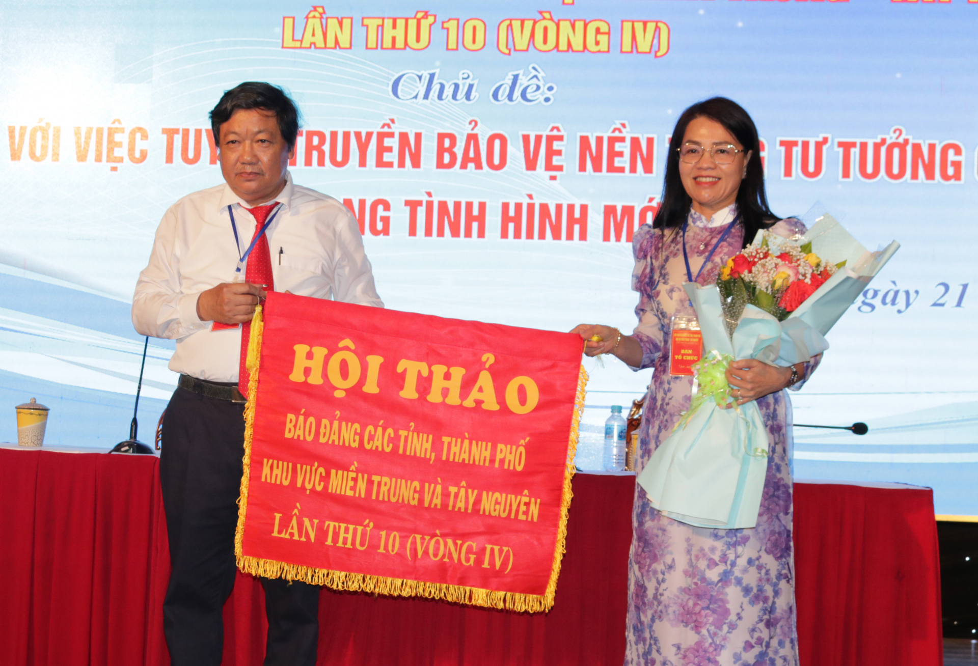 Trao cờ đăng cai hội thảo báo Đảng các tỉnh, thành phố khu vực miền Trung-Tây Nguyên lần thứ 11 (vòng IV) cho Báo Lâm Đồng.