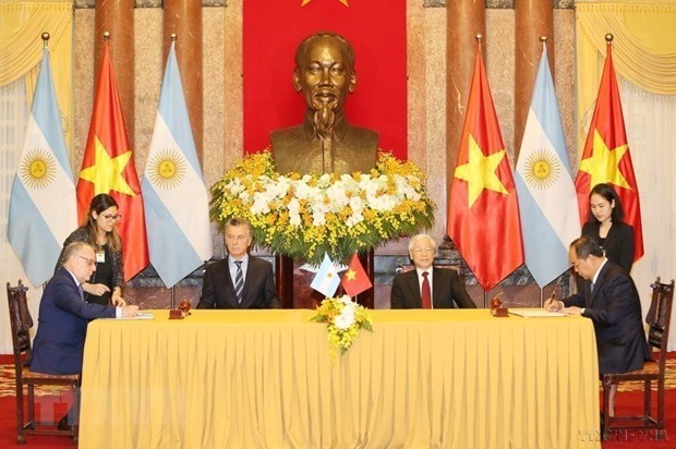 Tổng Bí thư, Chủ tịch nước Nguyễn Phú Trọng và Tổng thống Argentina Mauricio Macri chứng kiến Lễ ký Chương trình trao đổi văn hóa giai đoạn 2019-2023 giữa Bộ Văn hóa, Thể thao và Du lịch Việt Nam với Bộ Giáo dục, Văn hóa, Khoa học và Công nghệ Argentina. (Ảnh: Trí Dũng/TTXVN)