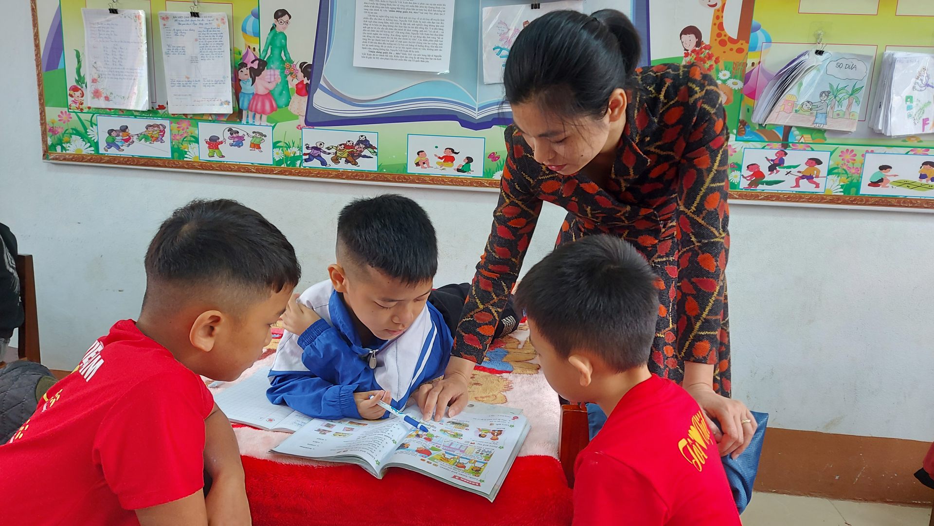 HS Nguyễn Thế Phong trong tình yêu thương của thầy cô, bè bạn.