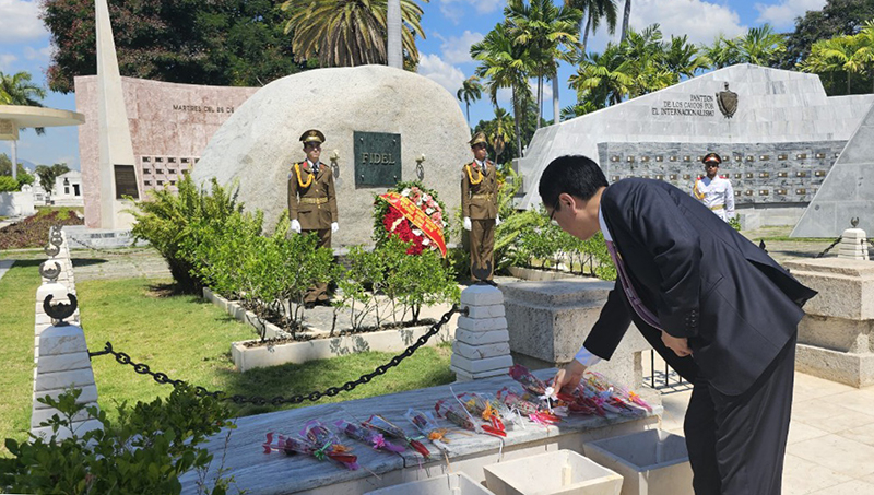 Đồng chí Phó Chủ tịch UBND tỉnh Phan Mạnh Hùng viếng lãnh tụ Fidel Castro