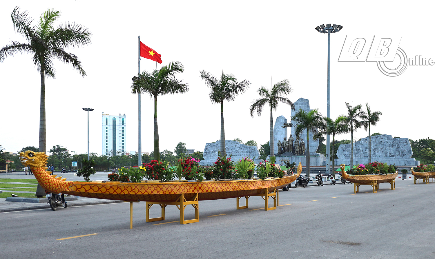 Các thuyền rồng tại khu vực quảng trường được bài trí nhiều loại hoa, tạo cảnh sắc tươi đẹp, hài hòa.