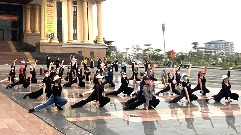 Các lực lượng tham gia biễu diễn tại chương trình lễ hội đường phố đang tập luyện.