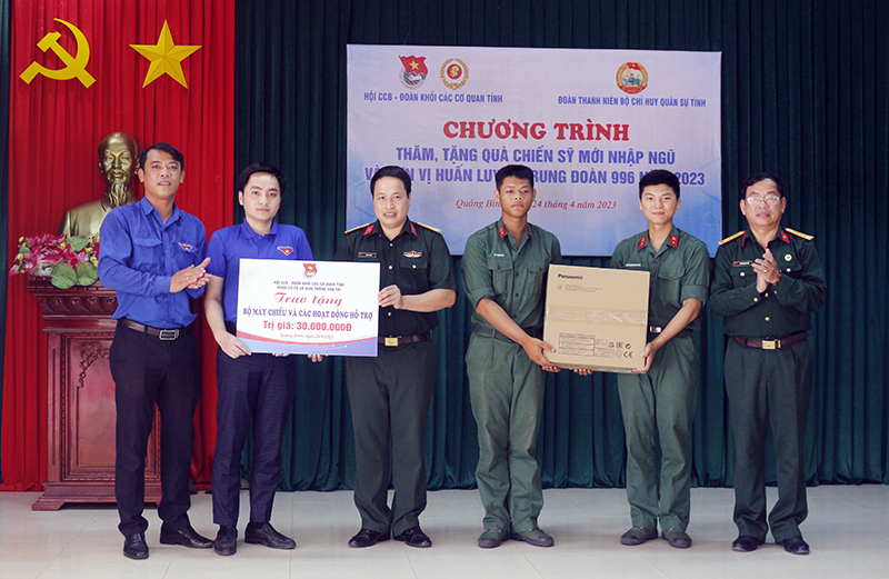 Đại diện Đoàn khối các cơ quan tỉnh và Hội Cựu chiến binh Khối tặng quà cho cán bộ, chiến sĩ Trung đoàn 996.