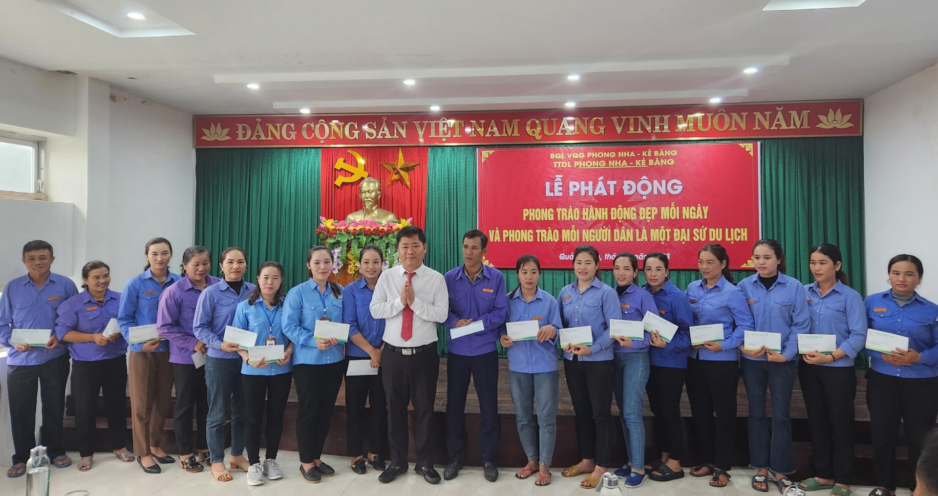 Trung tâm du lịch Phong Nha - Kẻ Bàng tặng quà cho 17 cá nhân có những “hành động đẹp mỗi ngày”.