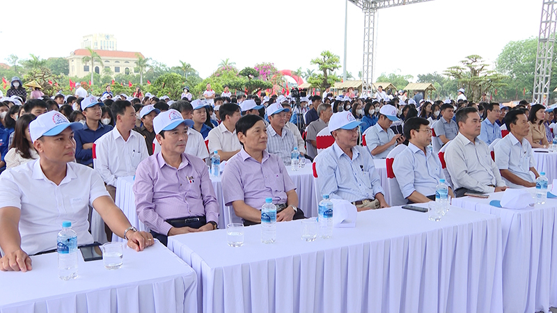 Các đại biểu dự lễ.