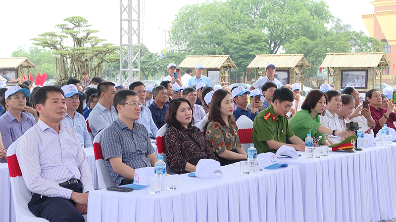Các đại biểu dự triển lãm.
