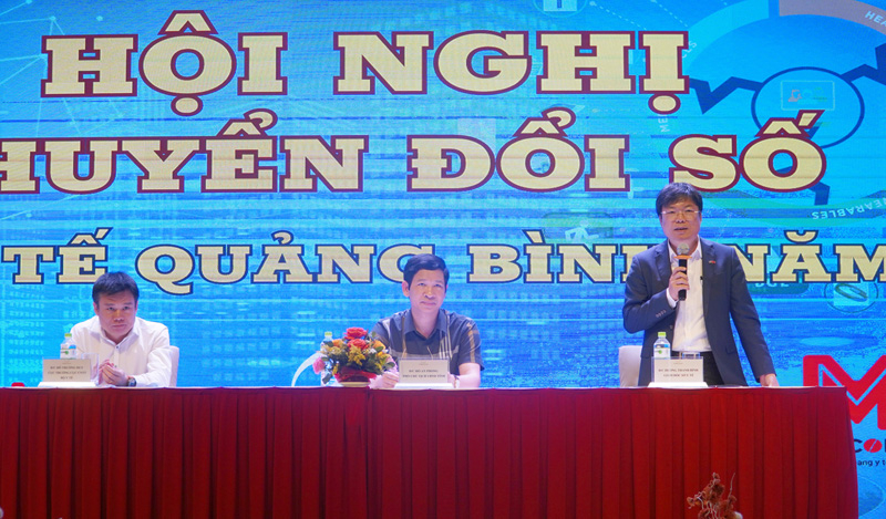 Đồng chí Phó Chủ tịch UBND tỉnh Hồ An Phong; Cục trưởng Cục Công nghệ thông tin (Bộ Y tế) và Giám đốc Sở Y tế điều hành phiên thảo luận, giải đáp các ý kiến.