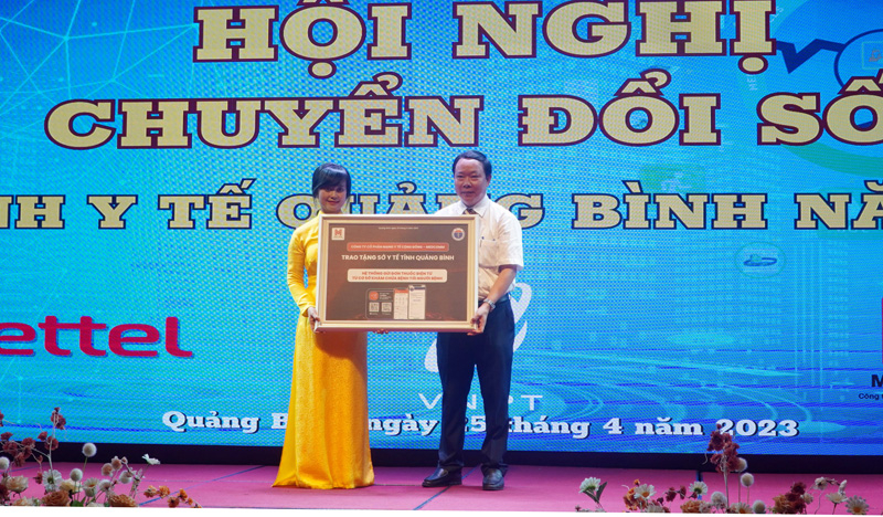 Đại diện Công ty cổ phần mạng Y tế cộng đồng Medcomm trao giải pháp gửi đơn thuốc bằng hình thức điện tử.