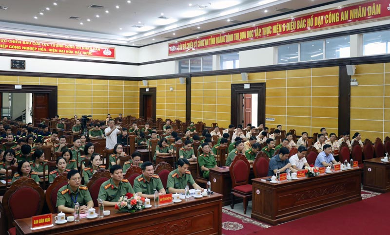 Các đại biểu và thí sinh tham dự hội thi.