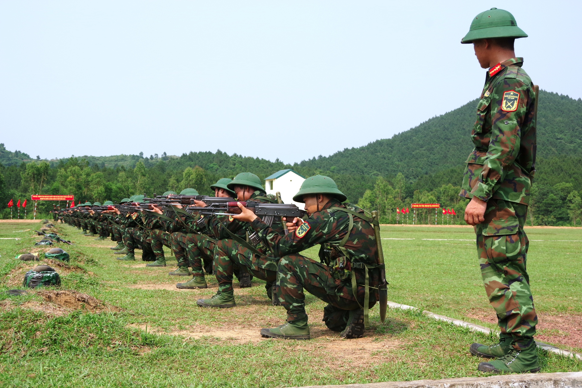 Thực hành huấn luyện kỹ thuật bắn súng.