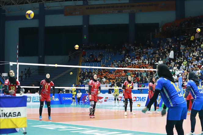 Các nữ cầu thủ Câu lạc bộ Paykan (Iran) khởi động trước trận đấu với đội tuyển nữ bóng chuyền Việt Nam (Sport Center I). Ảnh: Hoàng Hùng/TTXVN