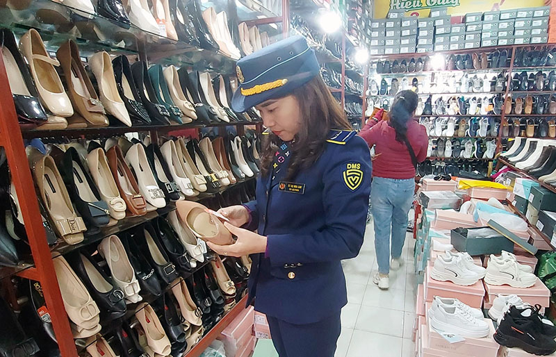 Lực lượng QLTT tăng cường công tác kiểm tra, tuyên truyền đến các tổ chức, cá nhân kinh doanh hàng hóa.