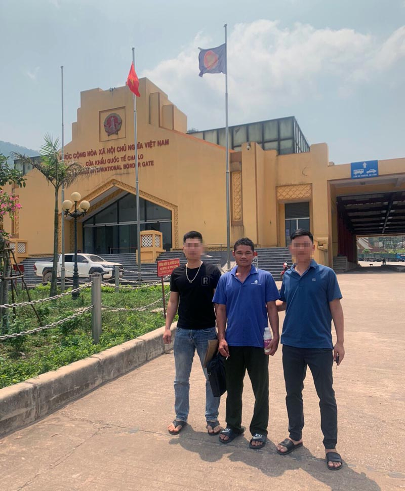 Công an huyện Minh Hóa vận động đối tượng Đinh Minh Bước (đối tượng đứng giữa) ra đầu thú sau hơn 20 năm lẩn trốn.