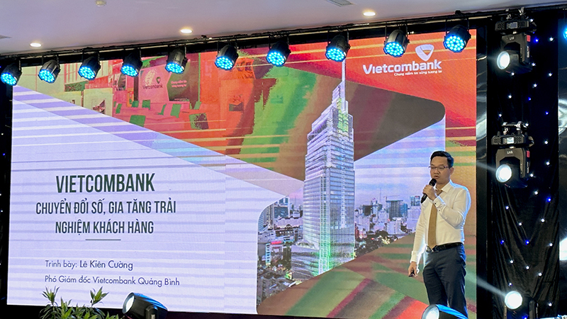 Đại biểu trình bày tham luận về kết quả chuyển đổi số tại hội nghị.