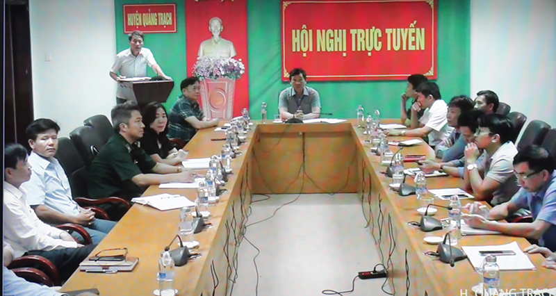 Đại biểu tại các điểm cầu phát biểu tại hội nghị.