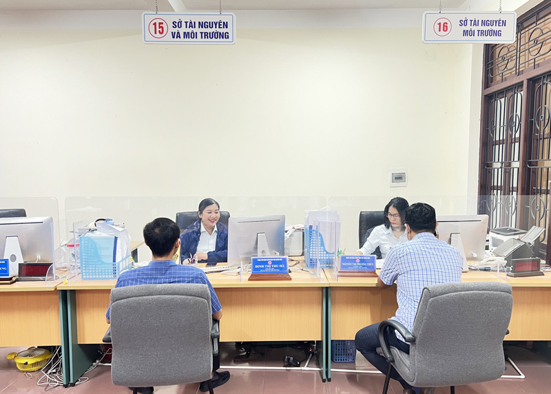 Cá nhân, tổ chức đến giao dịch các thủ tục về đất đai tại Trung tâm dịch vụ hành chính công tỉnh.