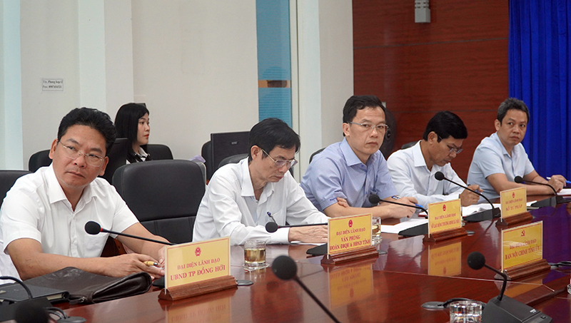 Đại diện lãnh đạo các sở ngành tham gia phiên tiếp công dân của đồng chí Chủ tịch UBND tỉnh.