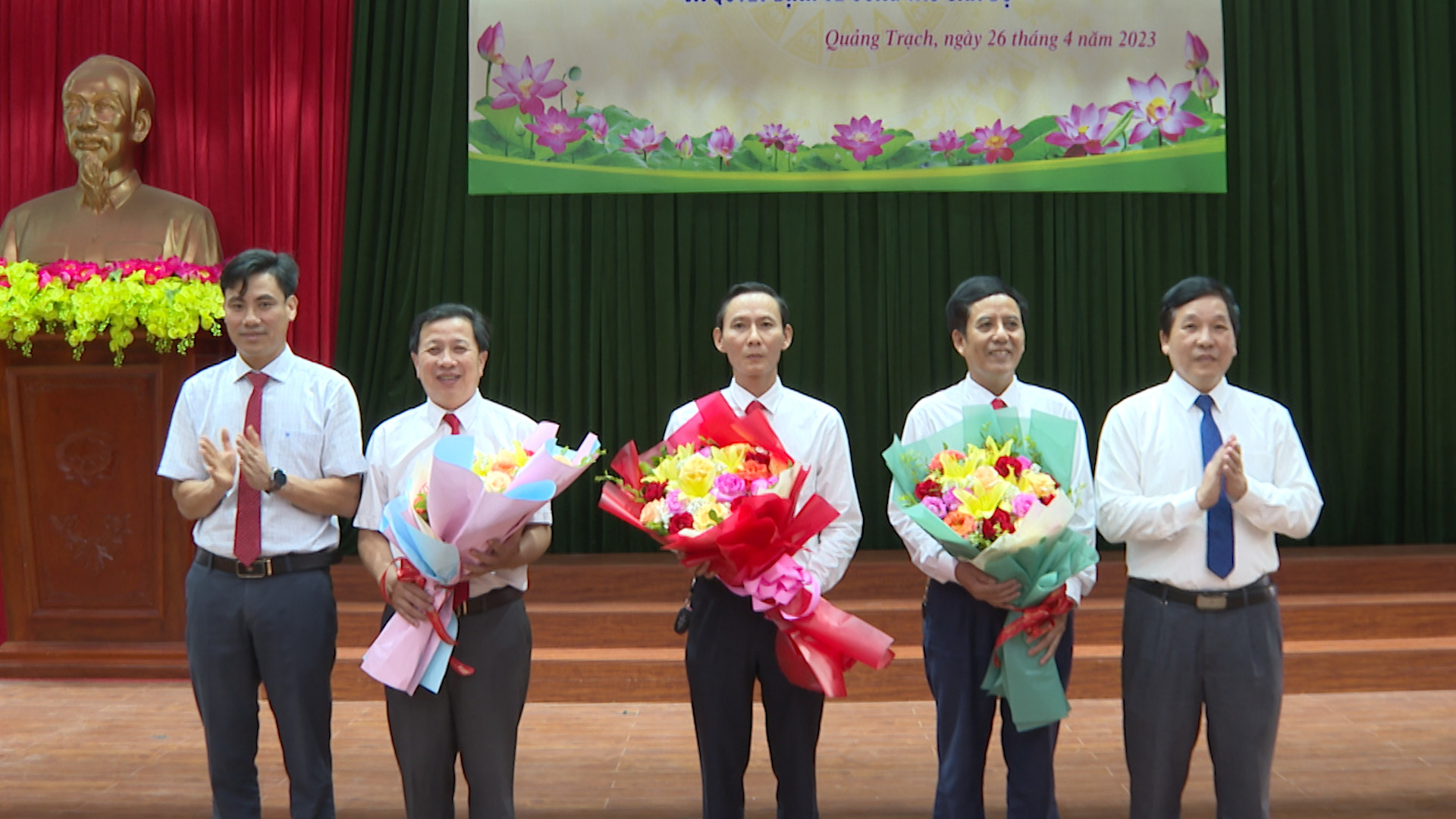 Lãnh đạo huyện Quảng Trạch tặng hoa chúc mừng ông Đoàn Tuấn Tư, tân Giám đốc Trung tâm Văn hóa-Thể thao và Truyền thông huyện (người đứng giữa) và 2 nguyên lãnh đạo Đài Truyền thanh huyện và Trung tâm Văn hóa-Thông tin-Thể thao huyện.