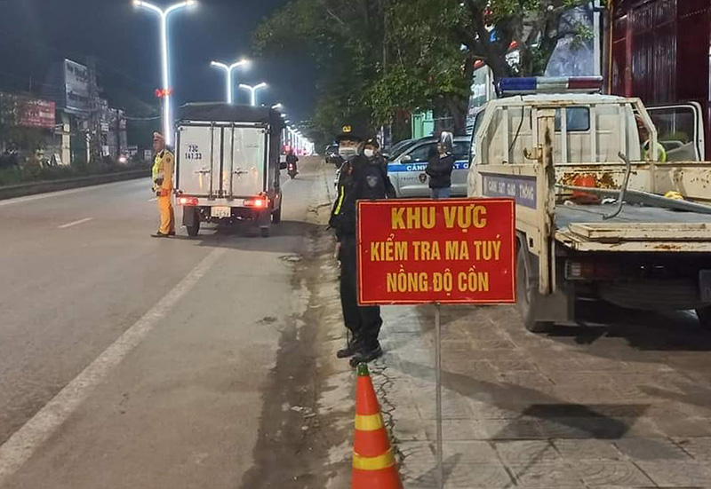 Lực lượng liên ngành thường xuyên lập chốt kiểm tra nồng độ cồn và ma túy trên các tuyến đường chính.