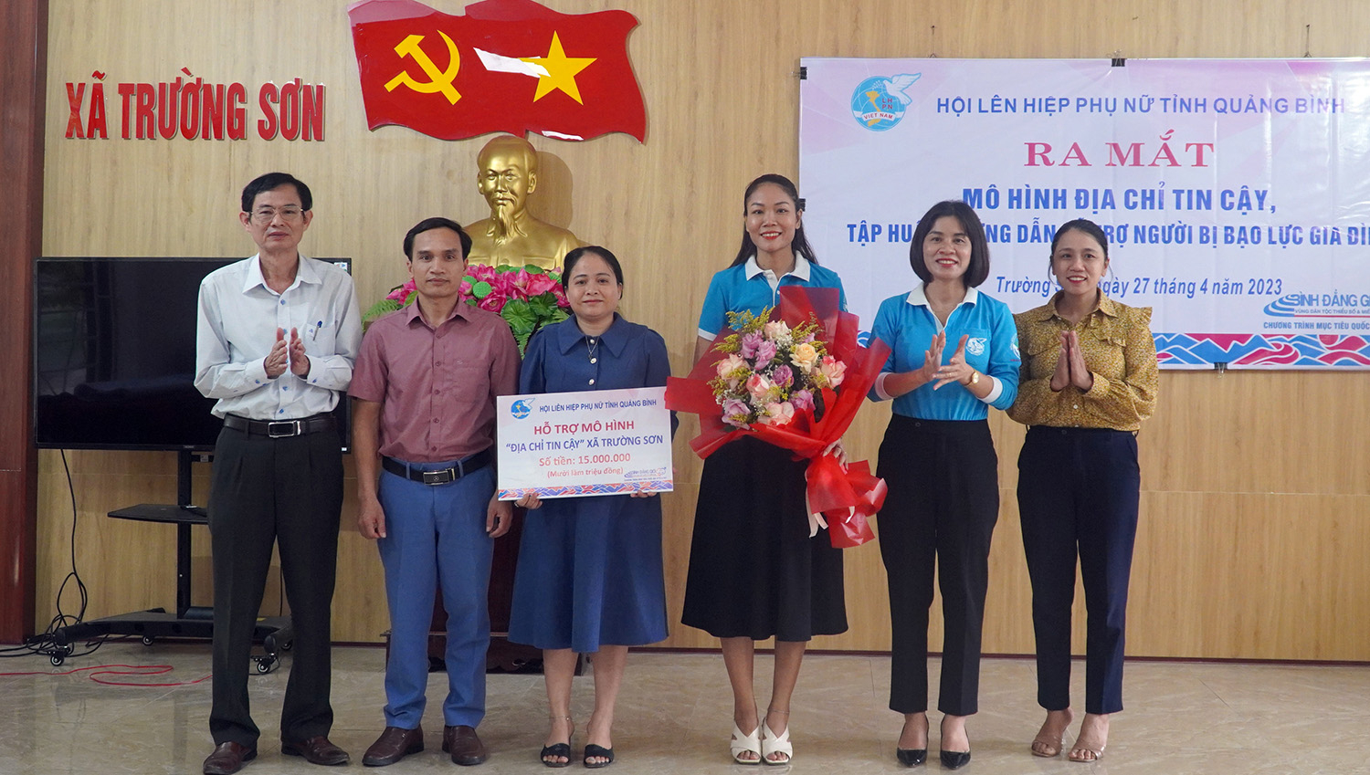 Đại diện lãnh đạo Hội LHPN tỉnh và Sở Lao động - TB và XH trao kinh phí hỗ trợ mô hình