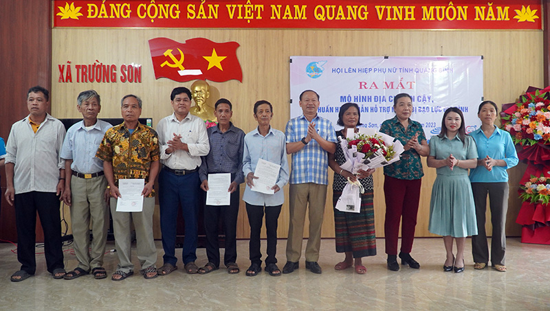 Lãnh đạo xã Trường Sơn trao quyết định và tặng hoa cho Ban quản lý mô hình