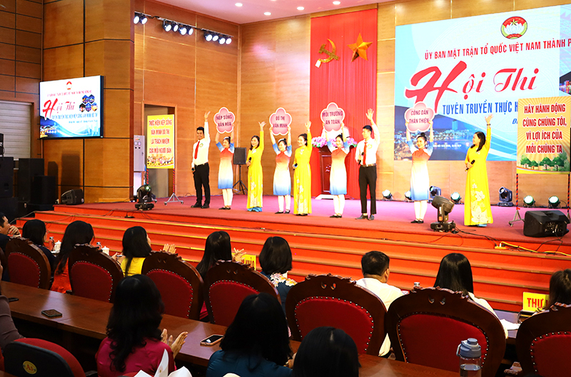 Phần thi màn chào hỏi của đội phường Đồng Phú.