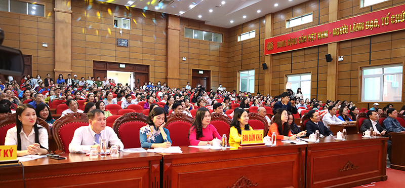 Ban giám khảo và đông đảo người dân đến xem cổ vũ các đội dự thi.