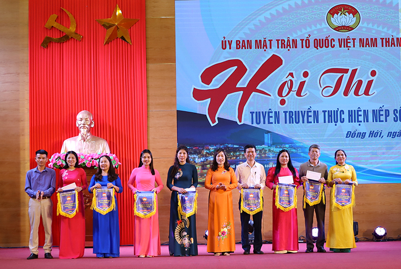 Ban Tổ chức trao giải khuyến khích cho các đội.