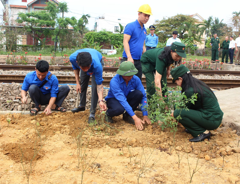 Các tổ chức, đoàn thể trồng hoa hường tại Ga Đồng Hới